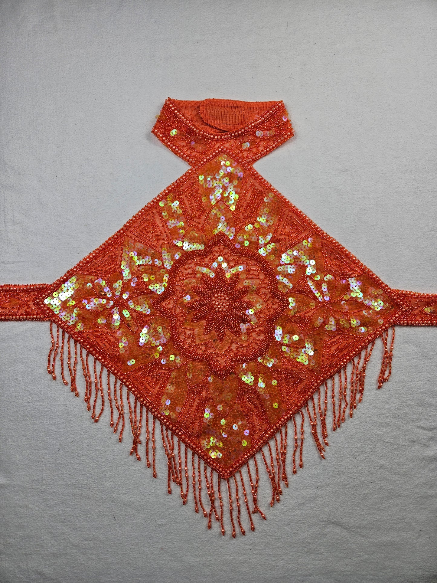 Vestido naranja sin espalda bordado con lentejuelas