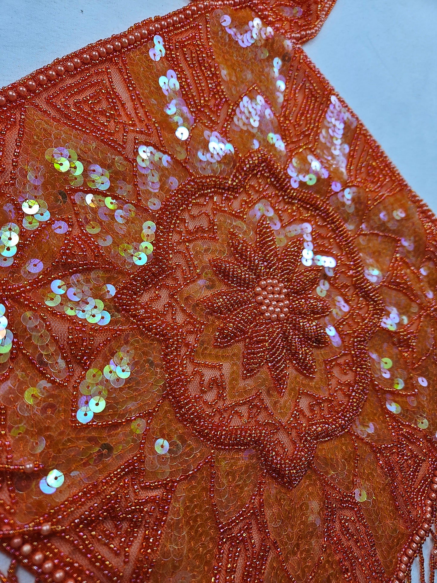 Vestido naranja sin espalda bordado con lentejuelas