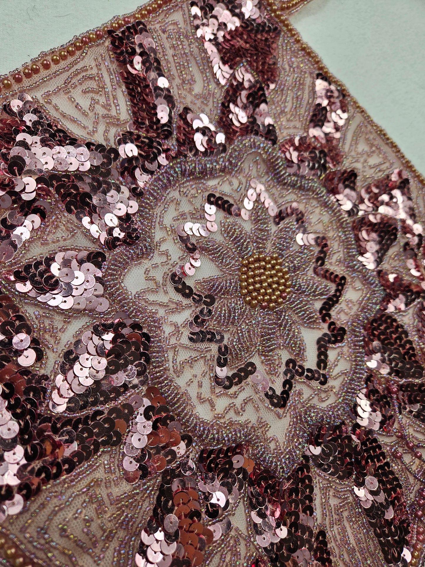 Dos nu brodé de sequins rose