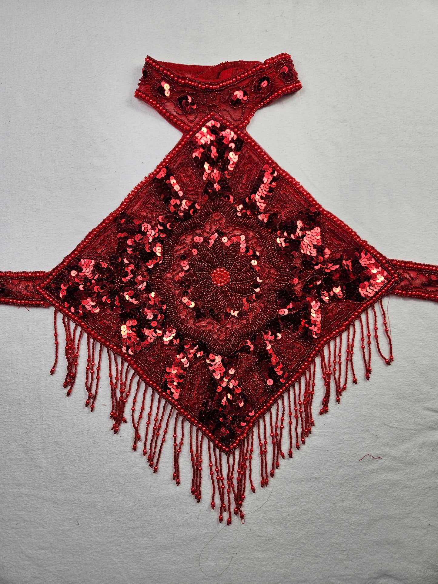 Dos nu brodé de sequins rouge sombre