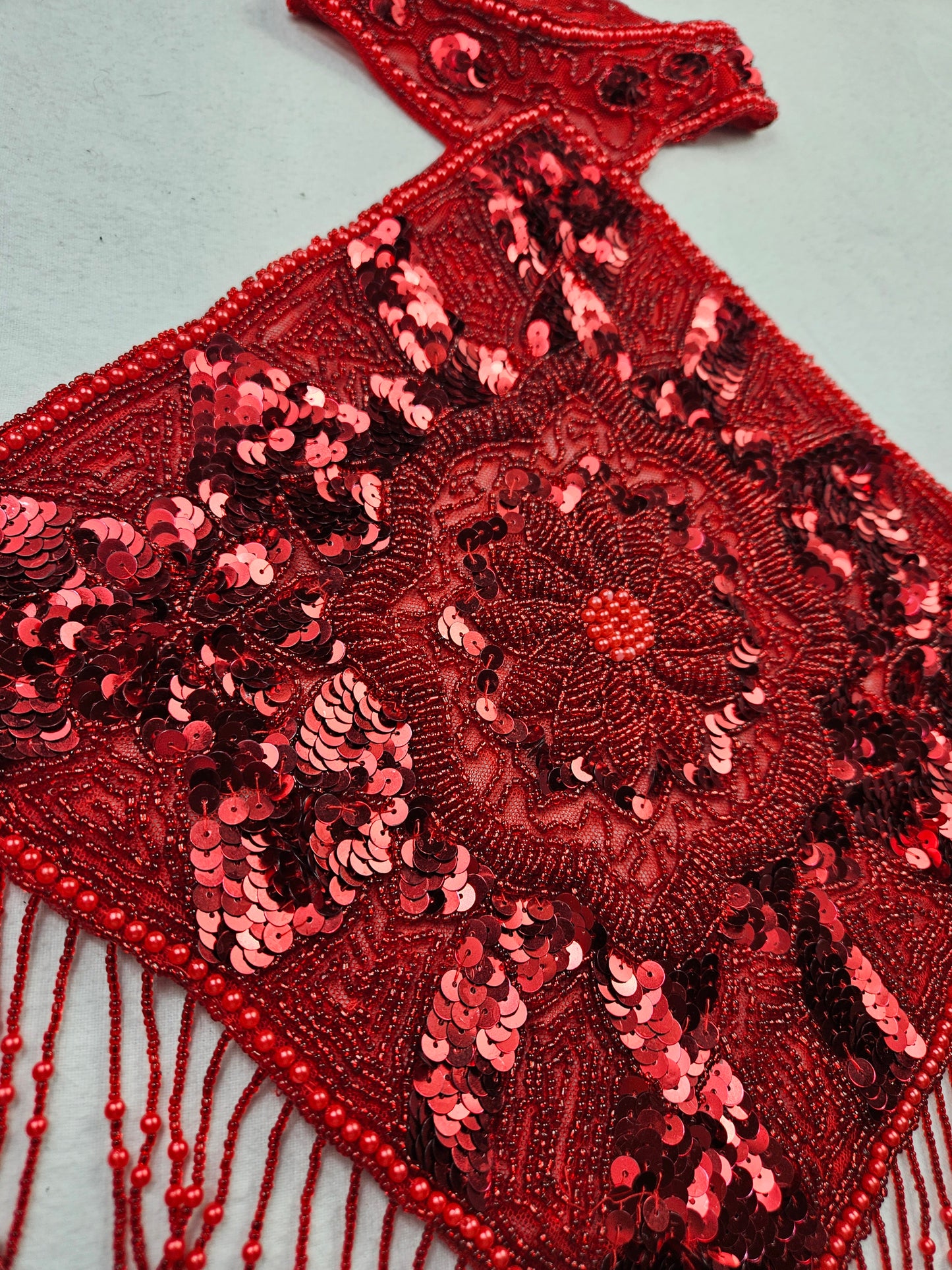 Dos nu brodé de sequins rouge sombre