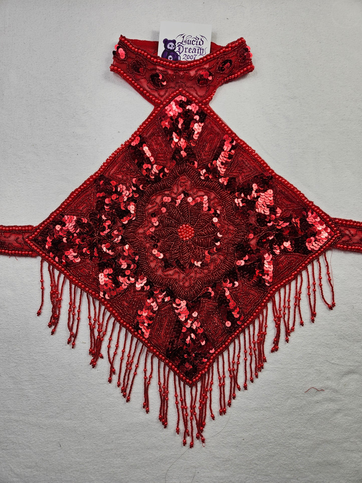 Dos nu brodé de sequins rouge sombre