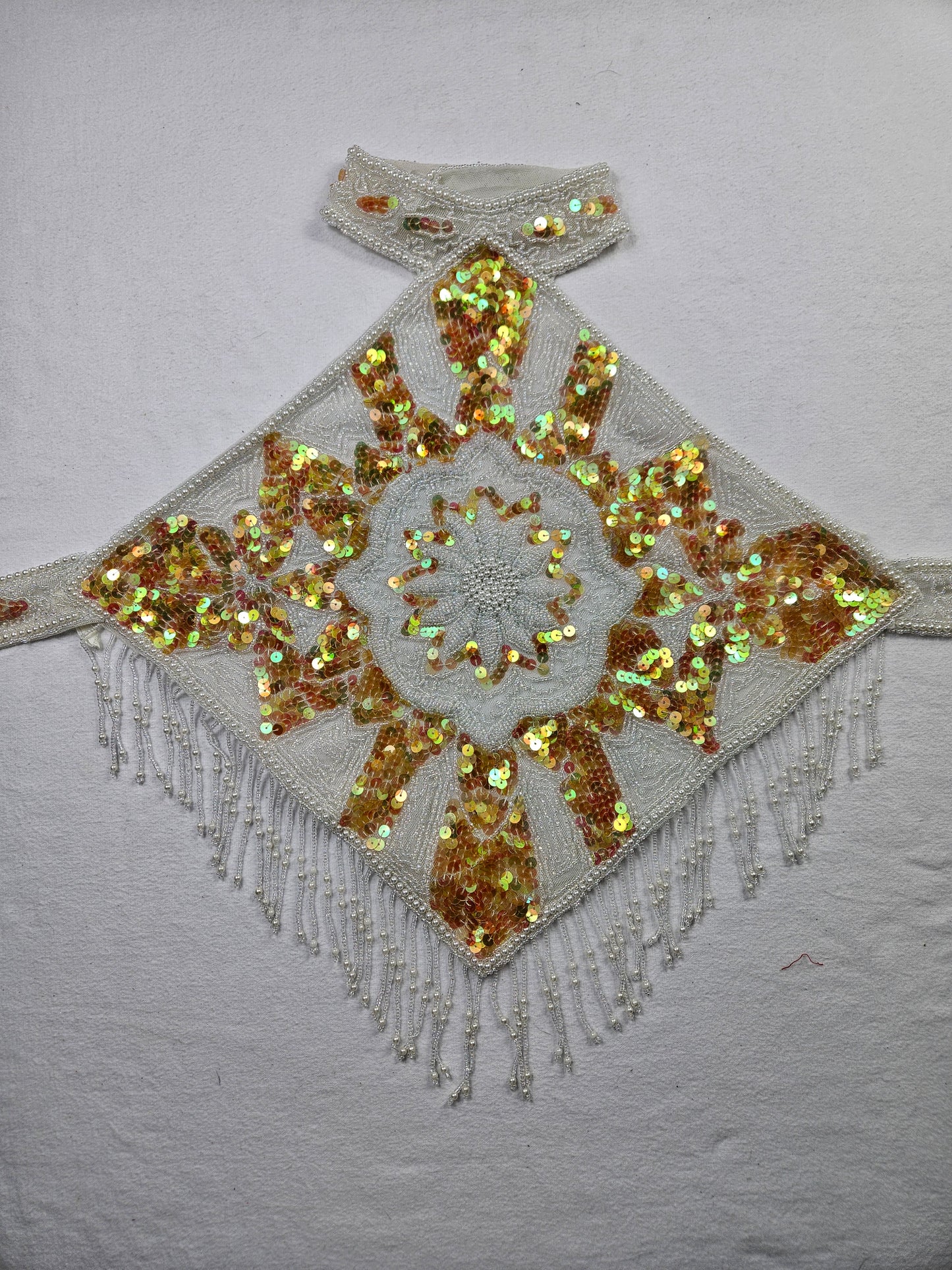 Espalda abierta bordada en blanco y dorado.