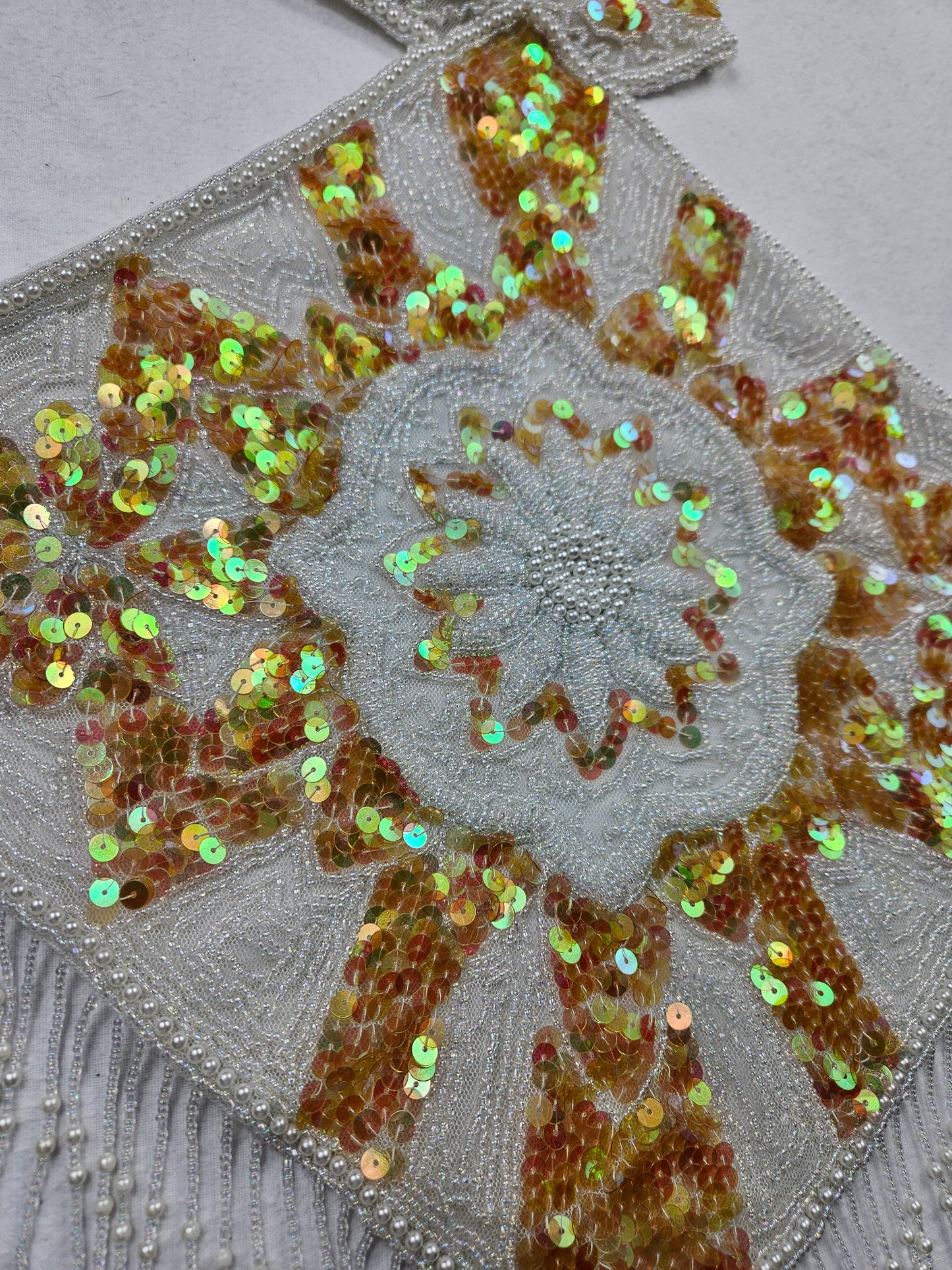 Espalda abierta bordada en blanco y dorado.