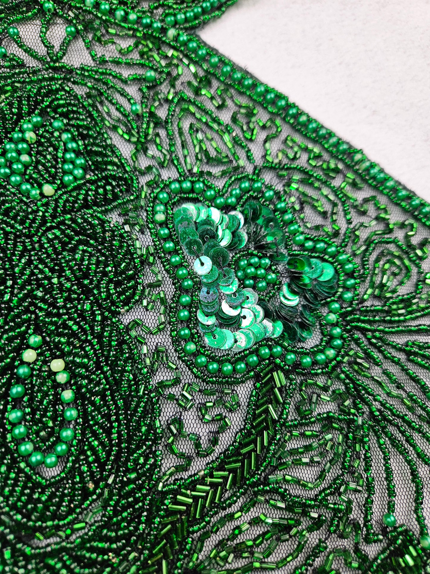 Dos nu brodé de sequins vert et noir