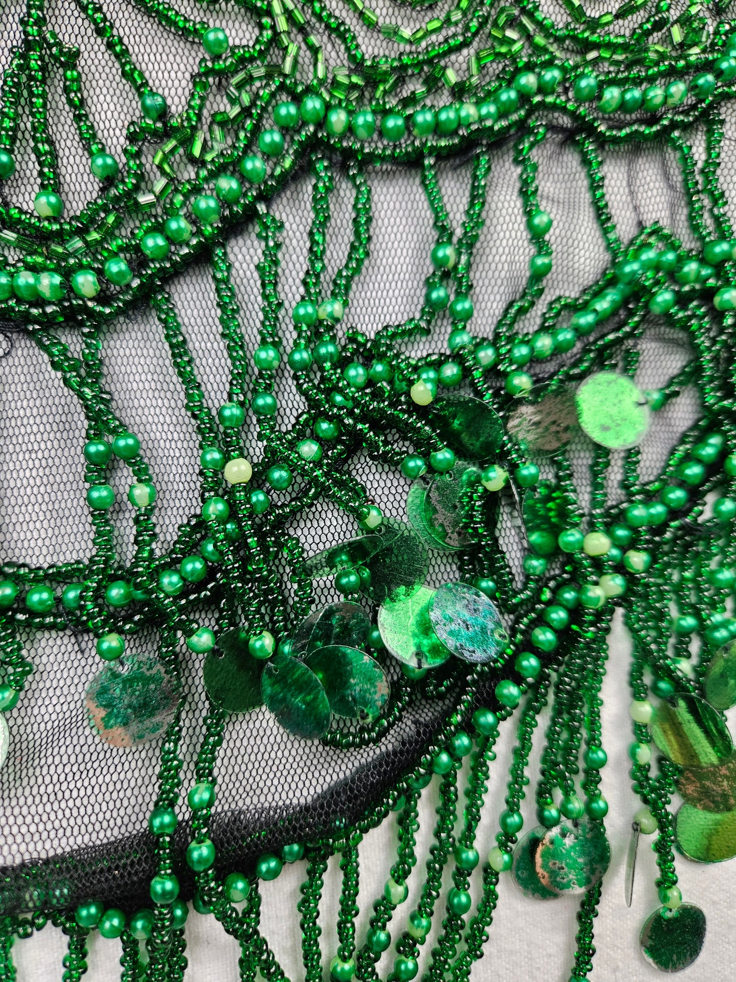 Dos nu brodé de sequins vert et noir