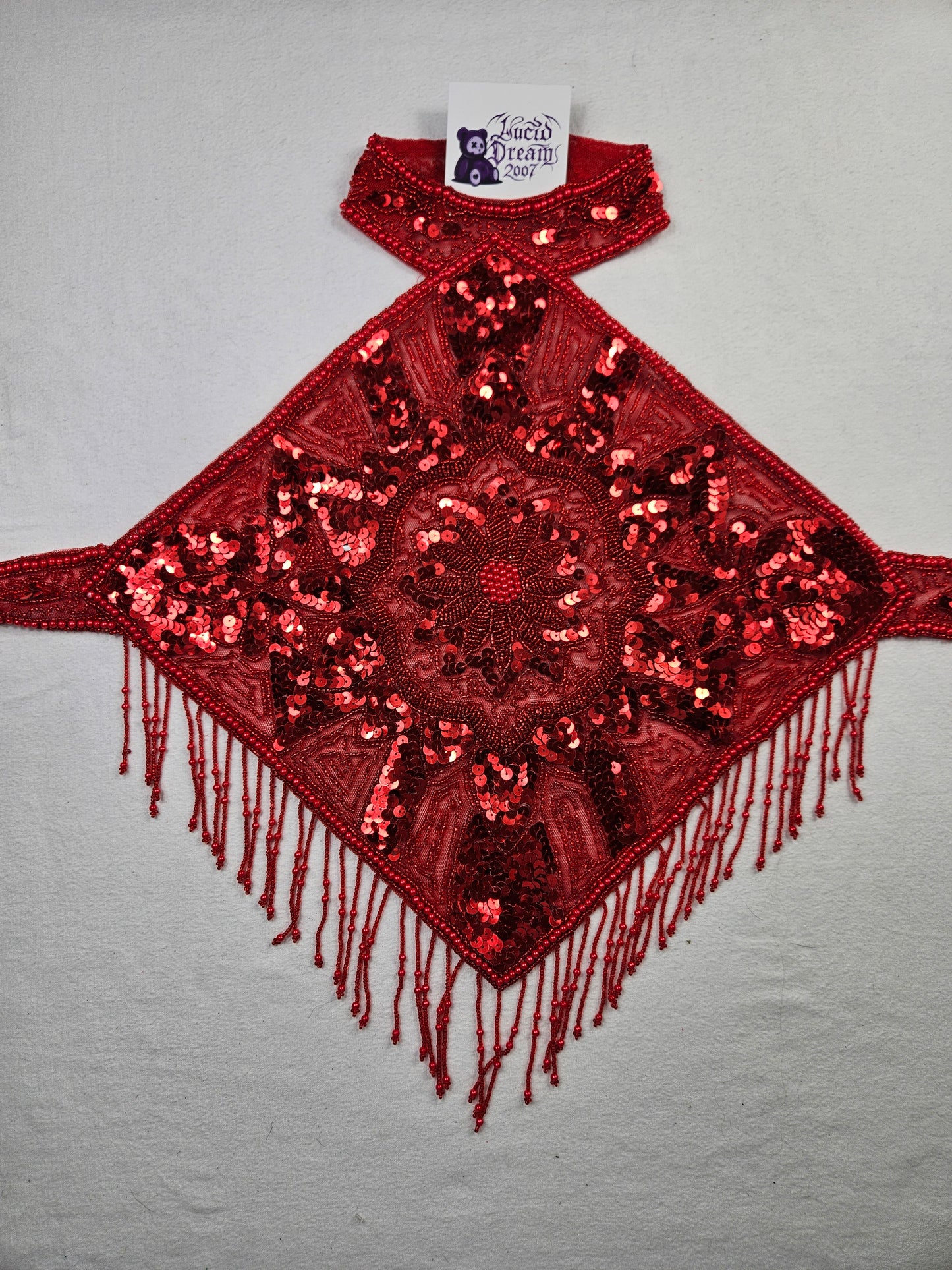 Vestido rojo sin espalda bordado con lentejuelas
