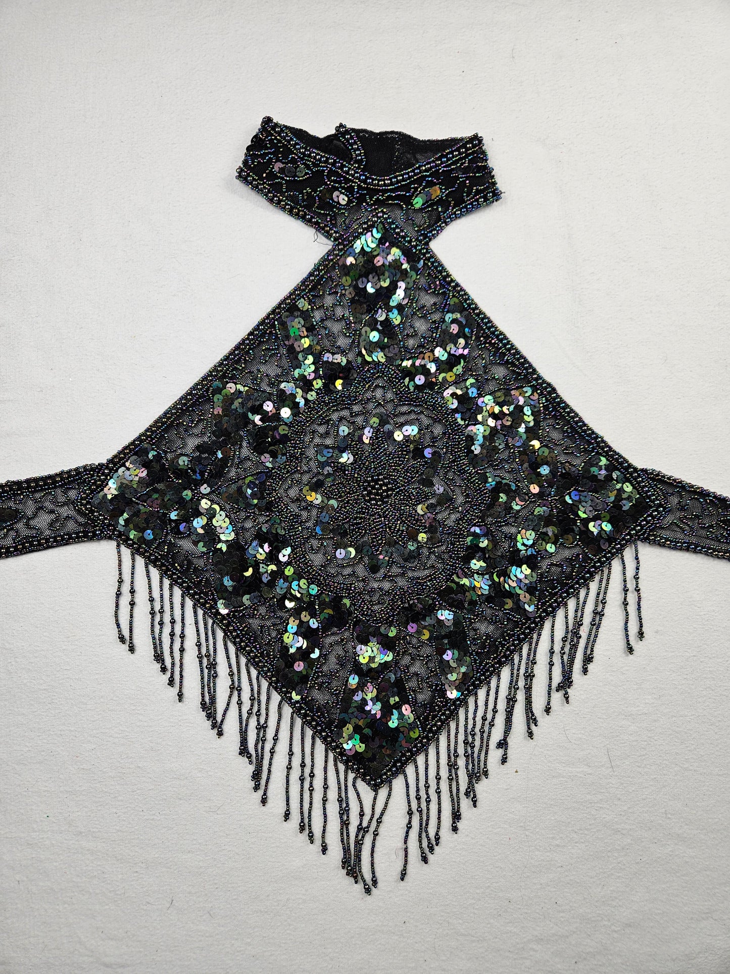 Vestido negro sin espalda con reflejos multicolores