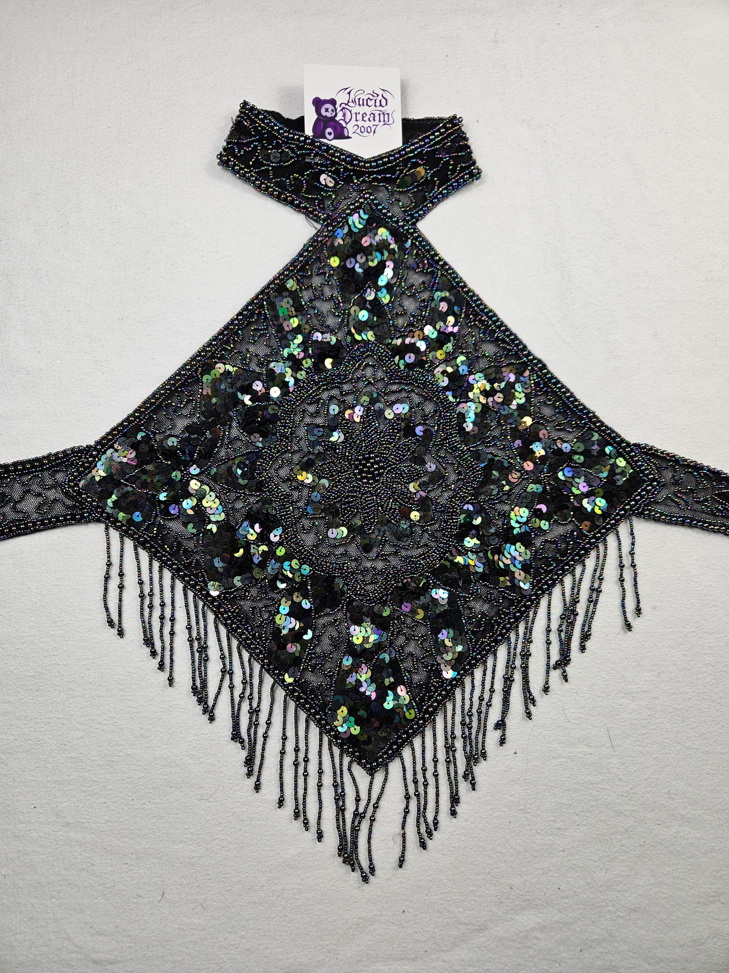 Vestido negro sin espalda con reflejos multicolores