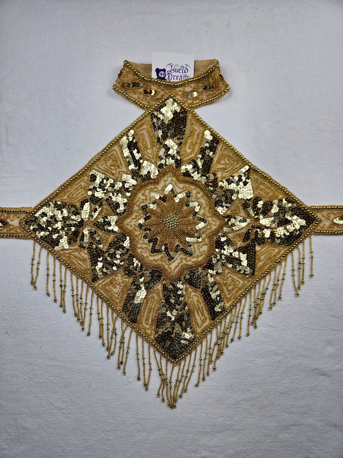 Dos nu brodé de sequins dorés