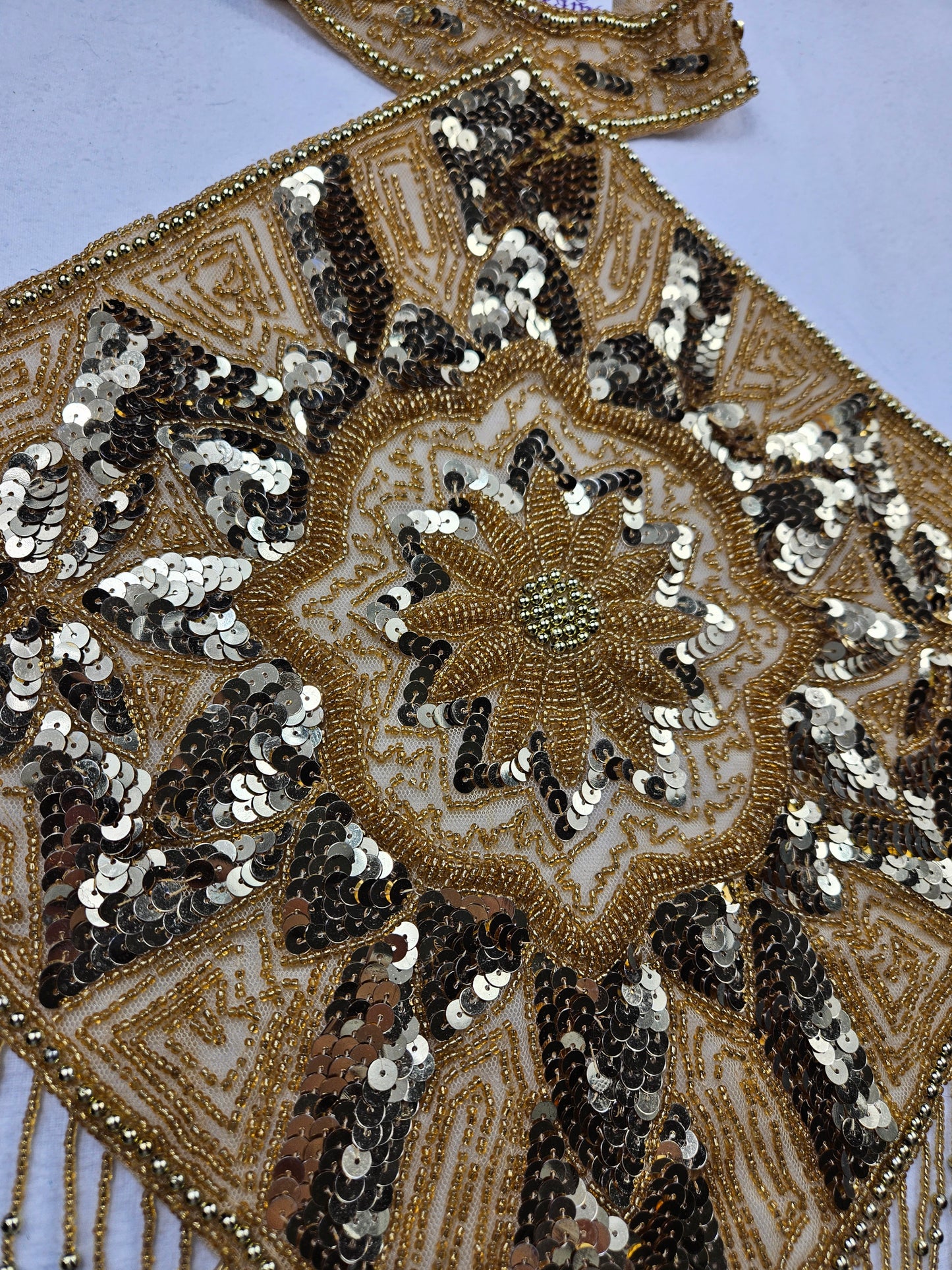 Dos nu brodé de sequins dorés
