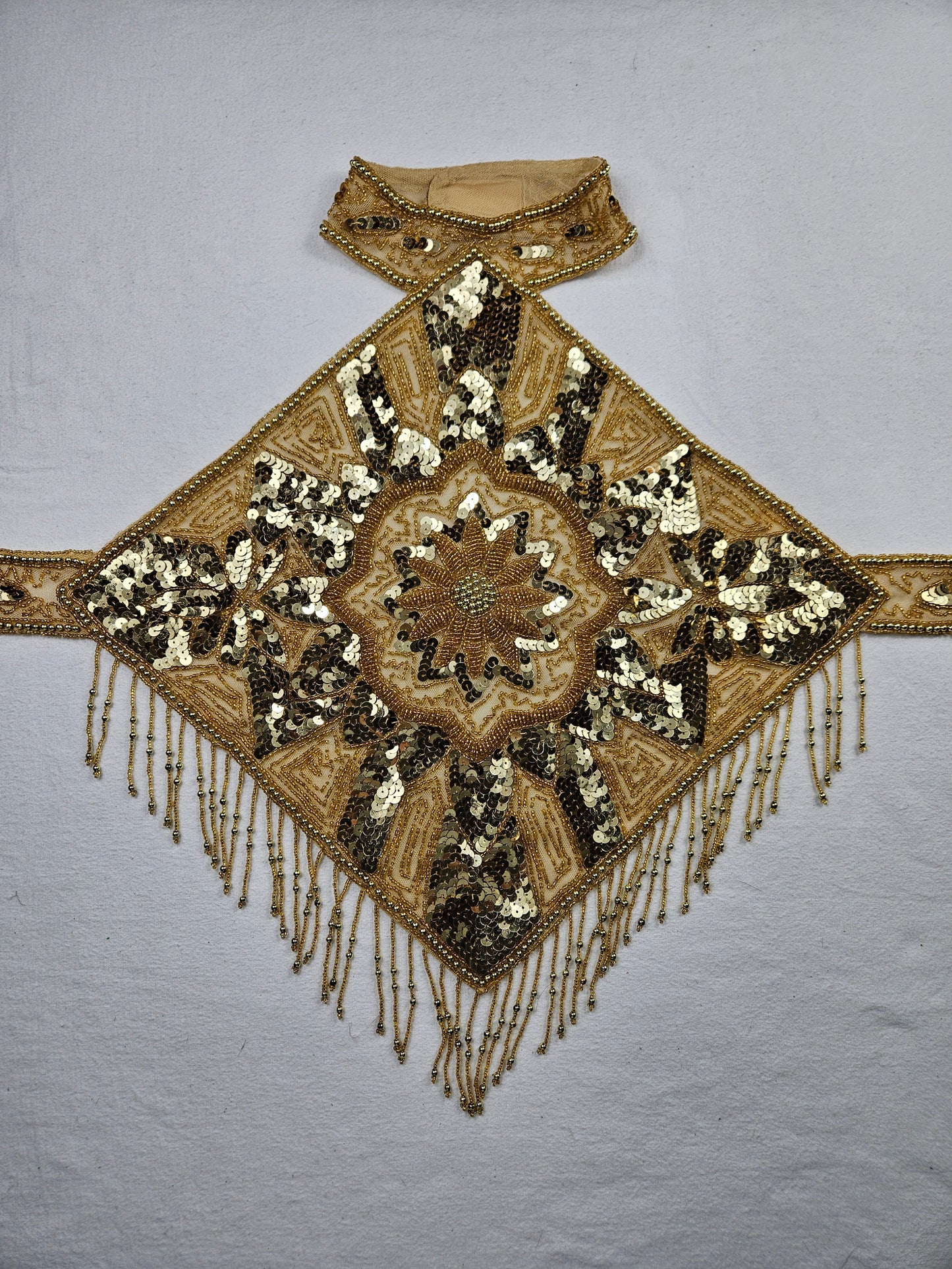 Dos nu brodé de sequins dorés