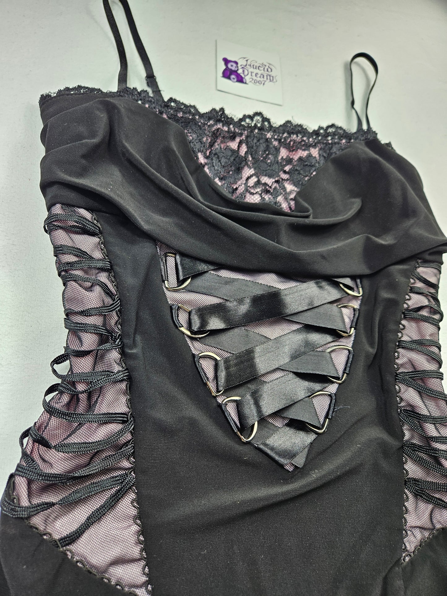 Haut à laçage noir et rose