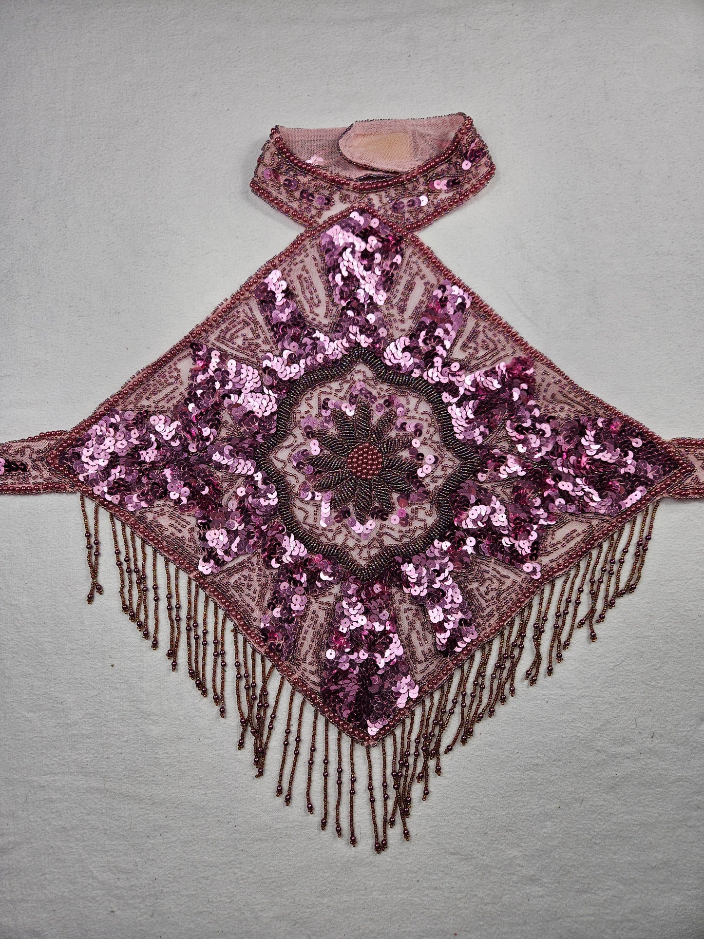 Vestido rosa sin espalda bordado con lentejuelas