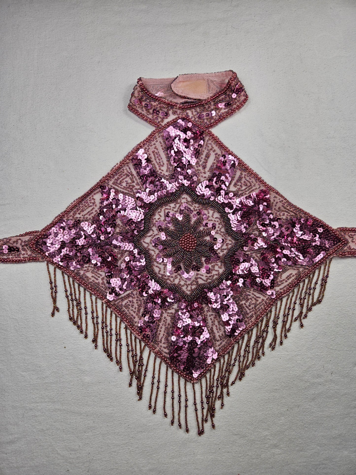 Vestido rosa sin espalda bordado con lentejuelas