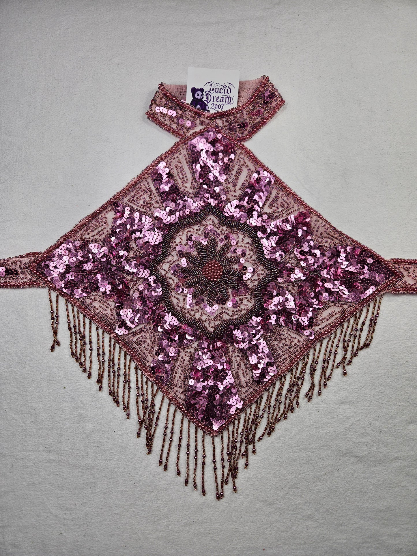 Vestido rosa sin espalda bordado con lentejuelas