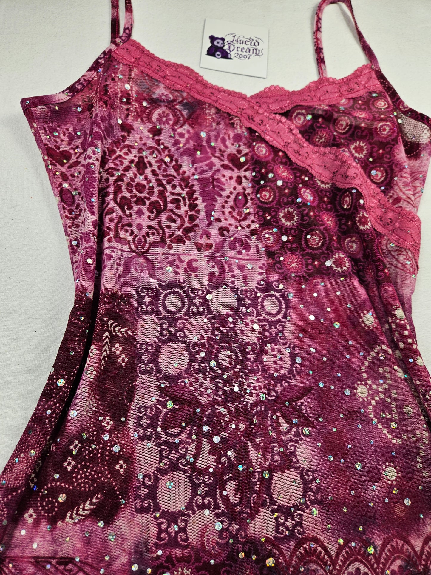 Haut asymétrique en voile et strass