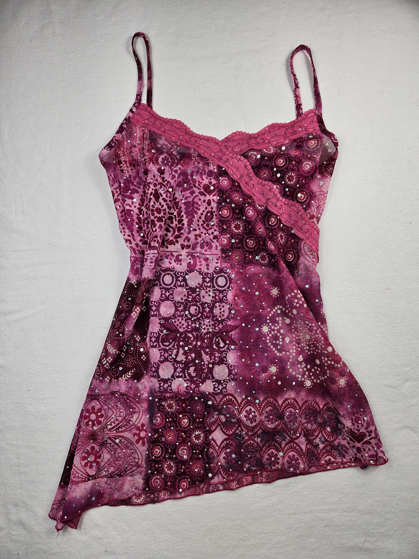 Haut asymétrique en voile et strass