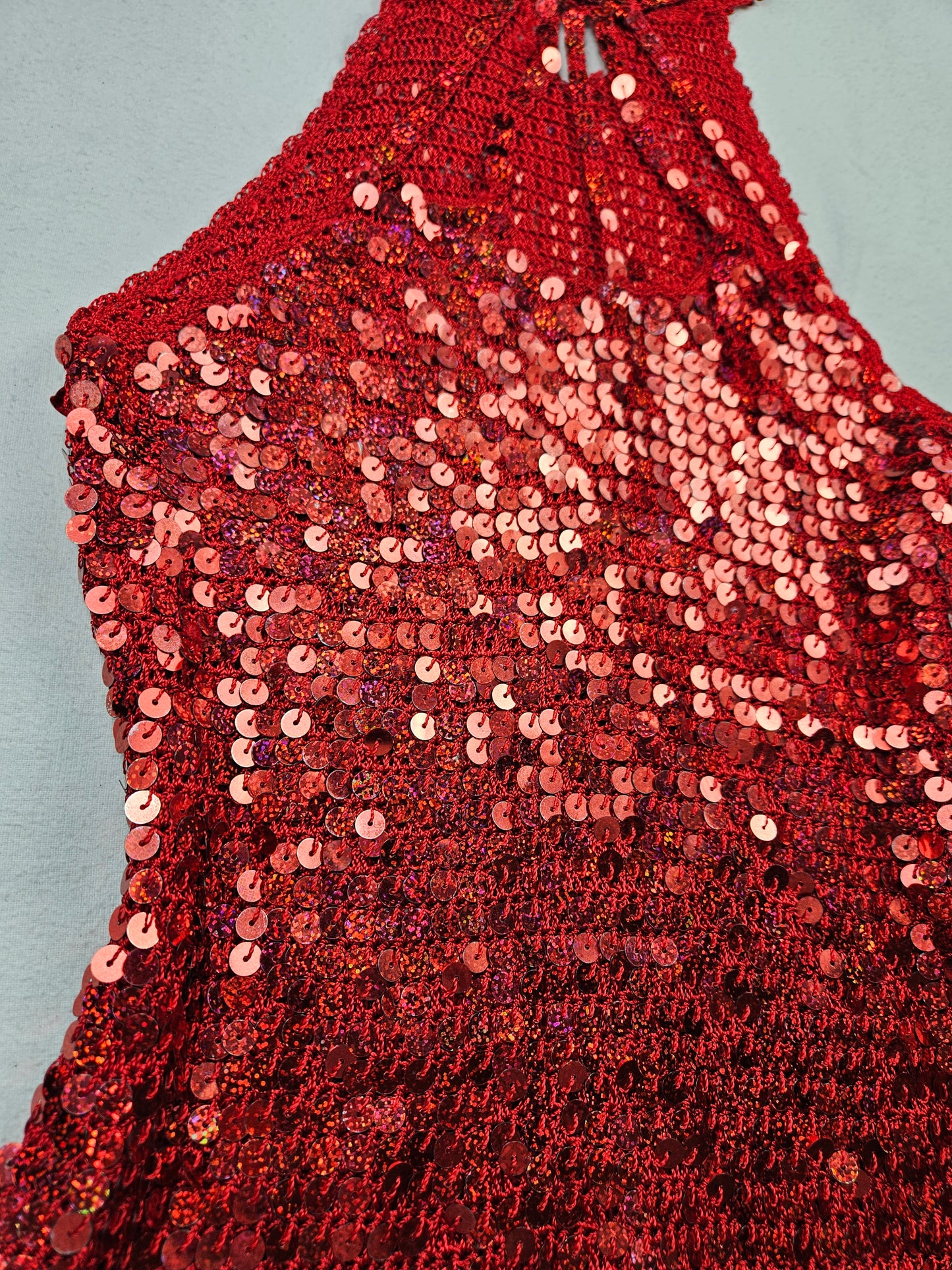 Haut rouge en crochet à sequins