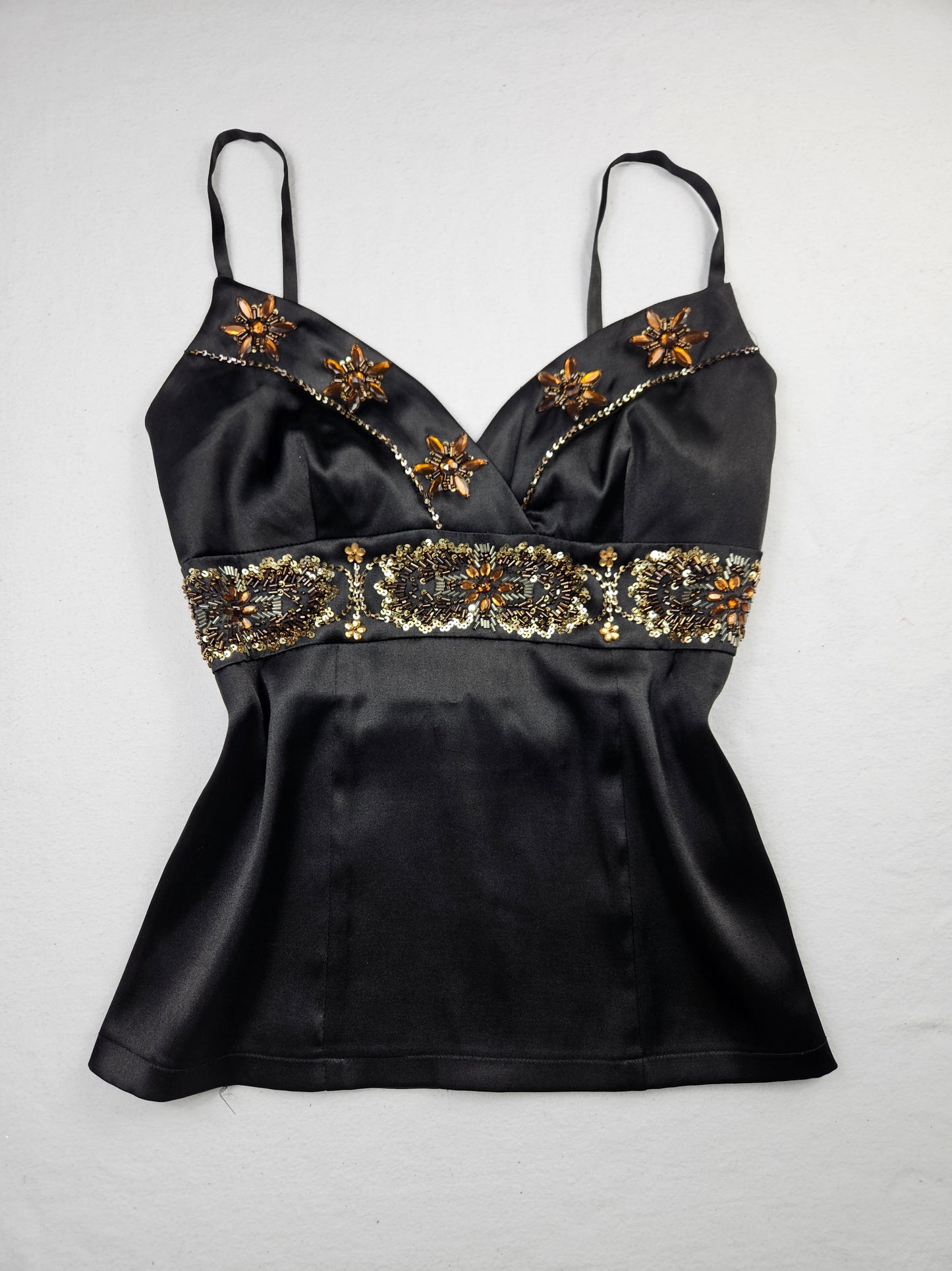 Haut en satin noir brodé de perles