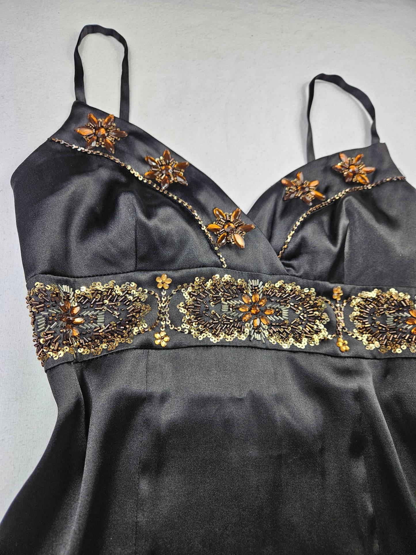 Haut en satin noir brodé de perles