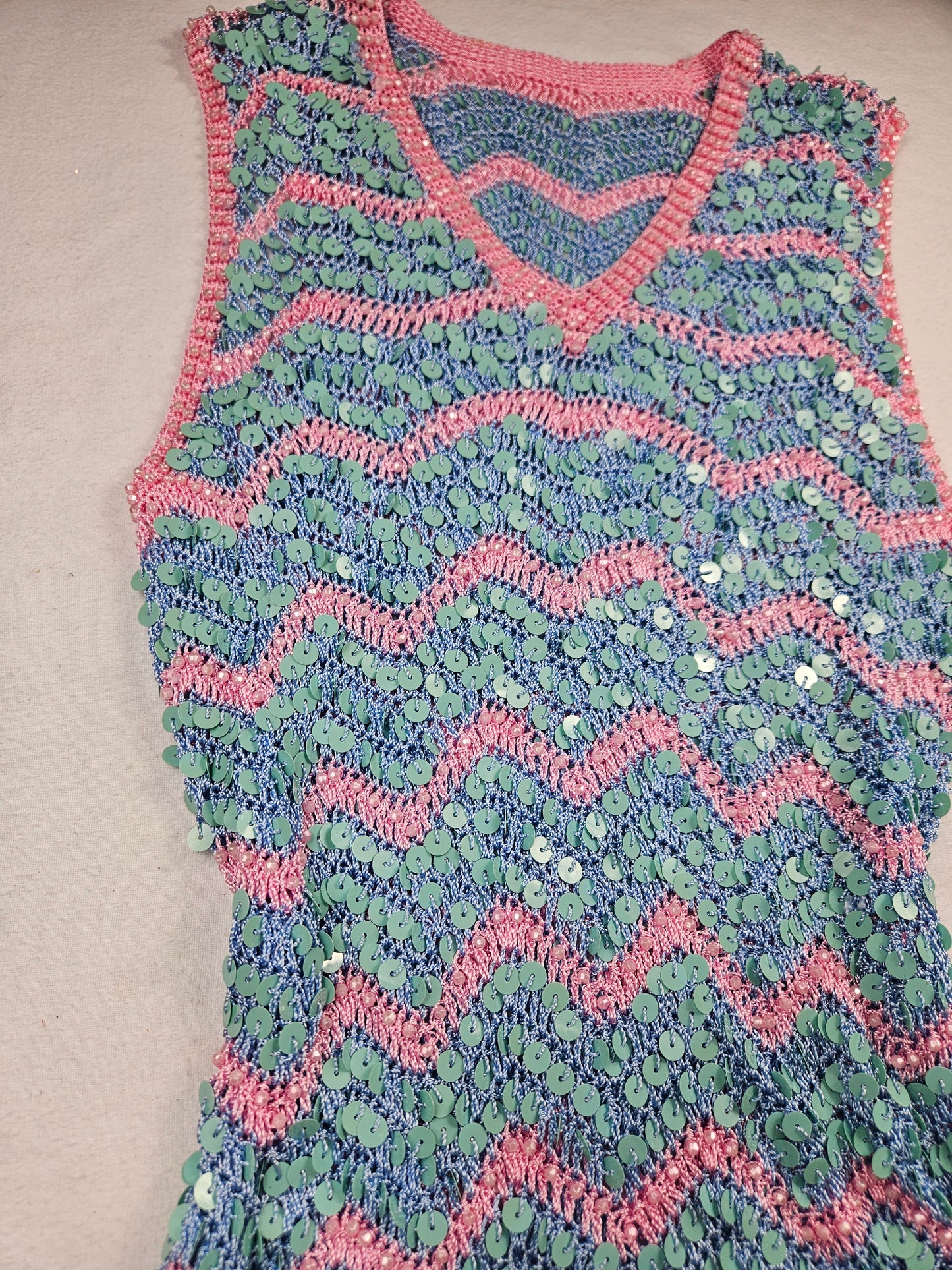 Top de lentejuelas rosa y azul