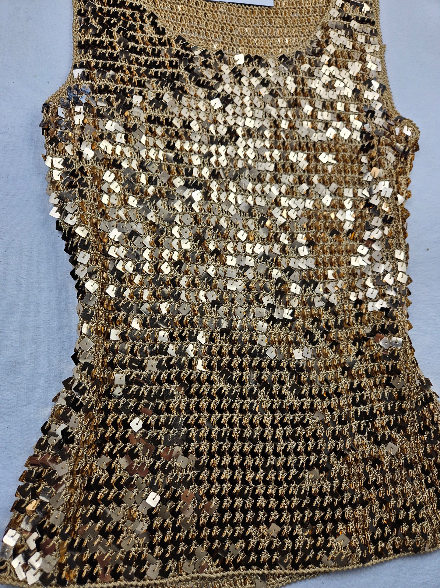 Haut en crochet à sequins dorés
