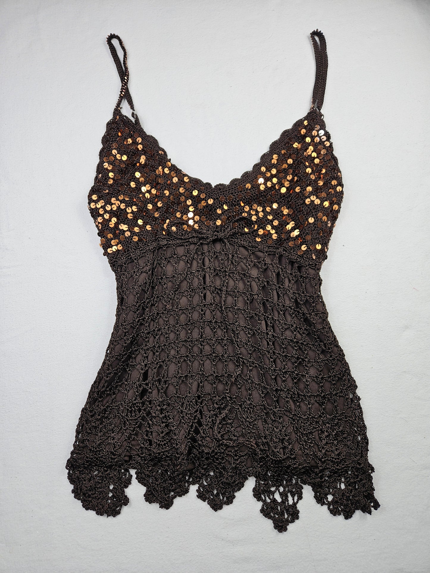 Top de crochet marrón con lentejuelas doradas