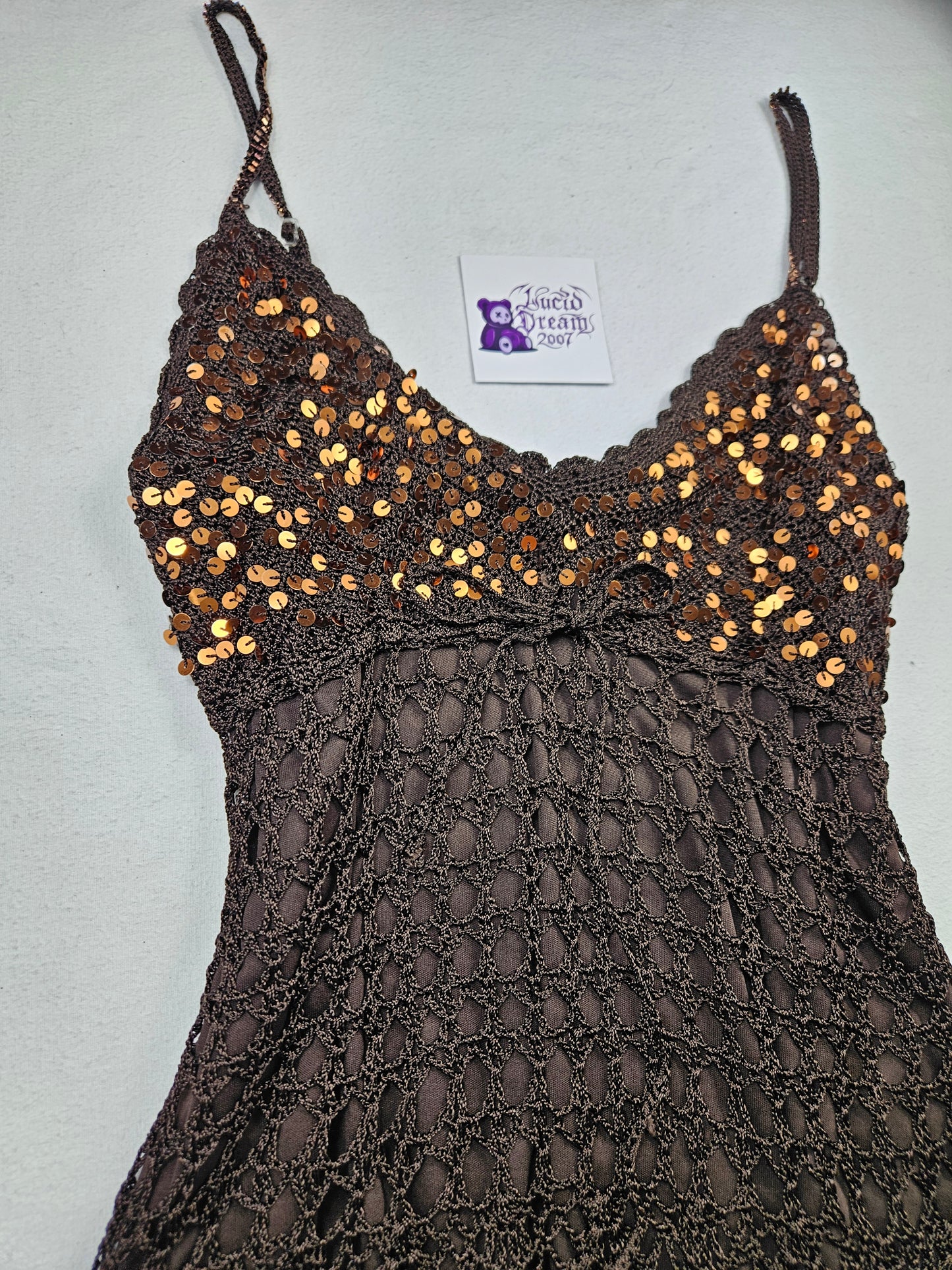 Top de crochet marrón con lentejuelas doradas