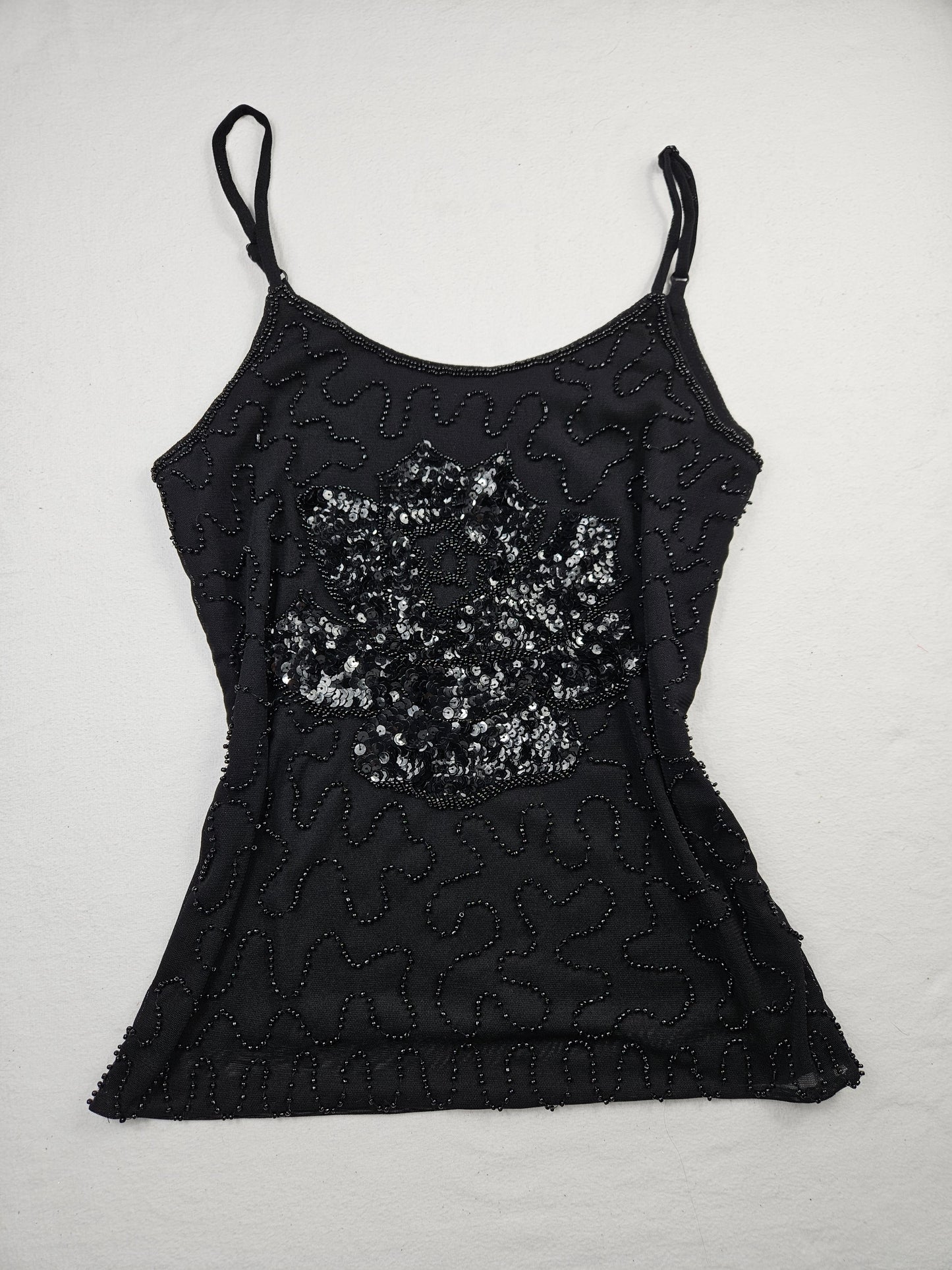 Top negro con lentejuelas en forma de flor