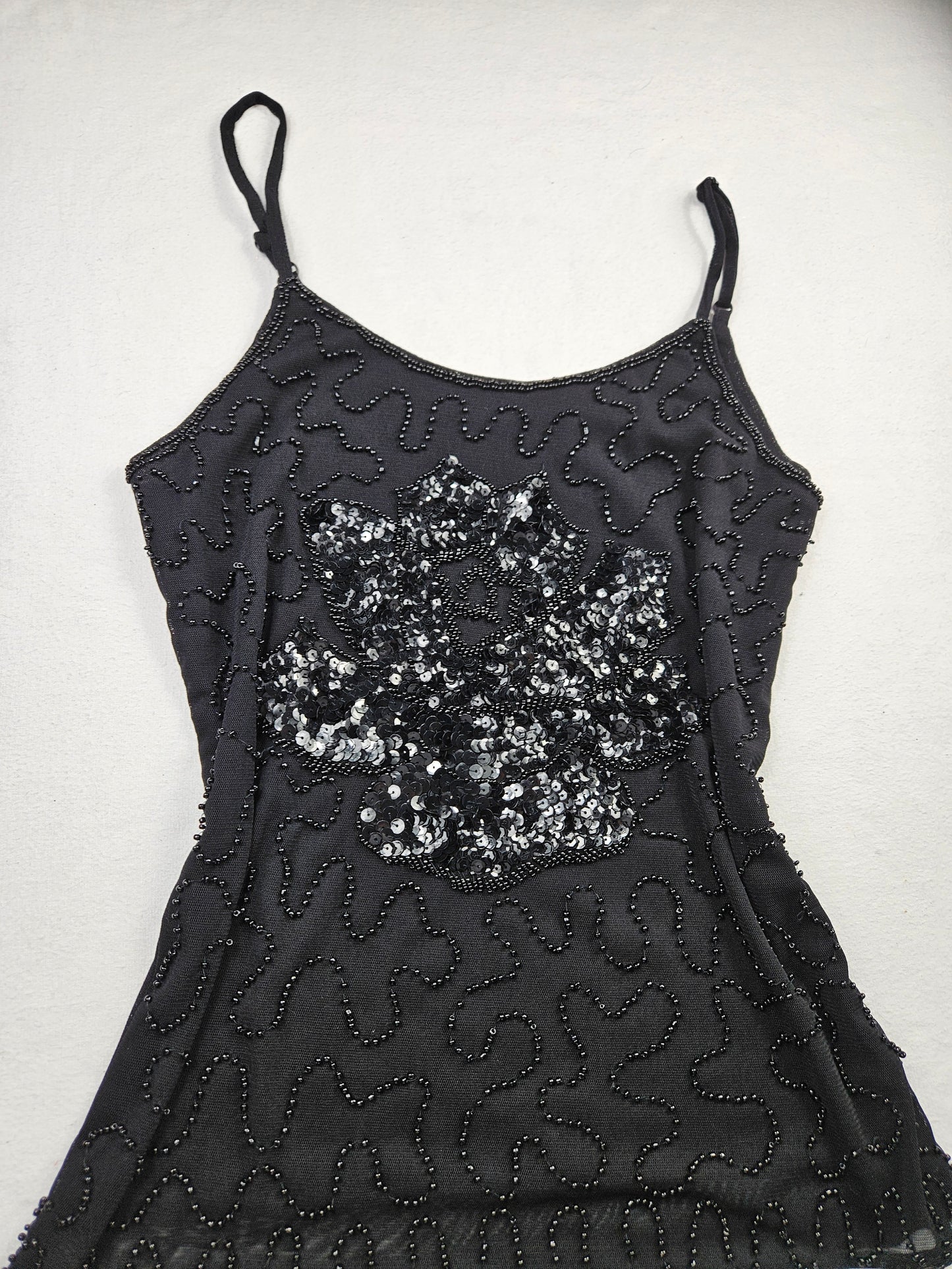 Top negro con lentejuelas en forma de flor