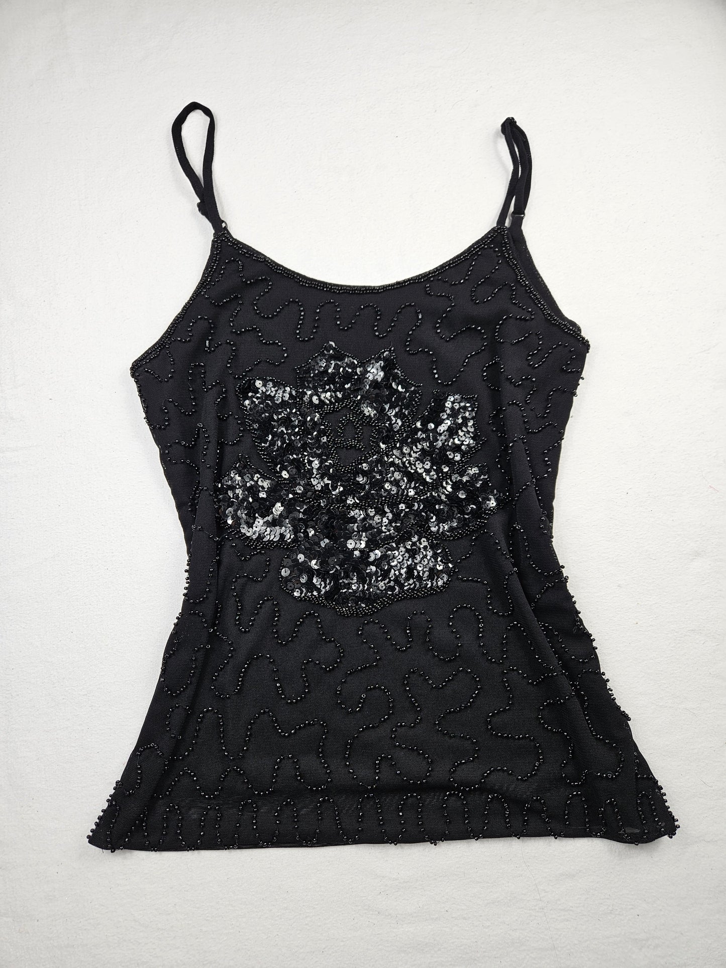 Top negro con lentejuelas en forma de flor