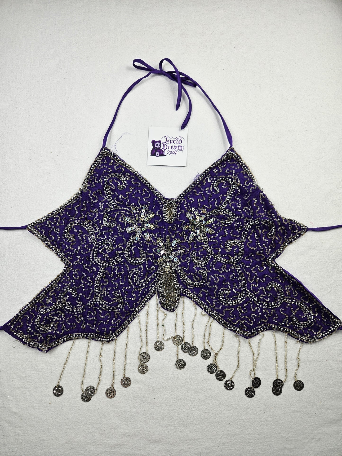 Top halter con mariposas moradas y plateadas