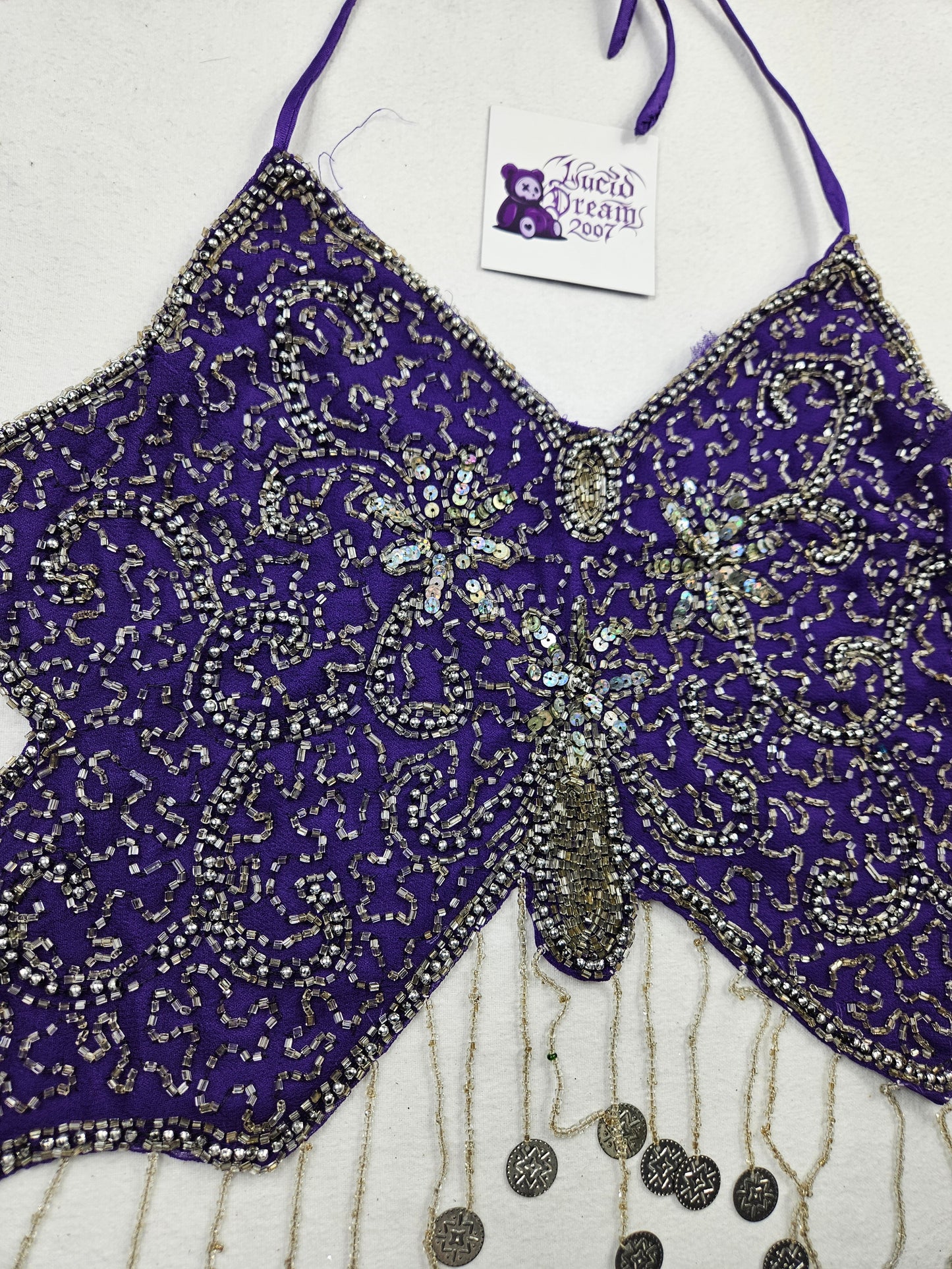 Top halter con mariposas moradas y plateadas