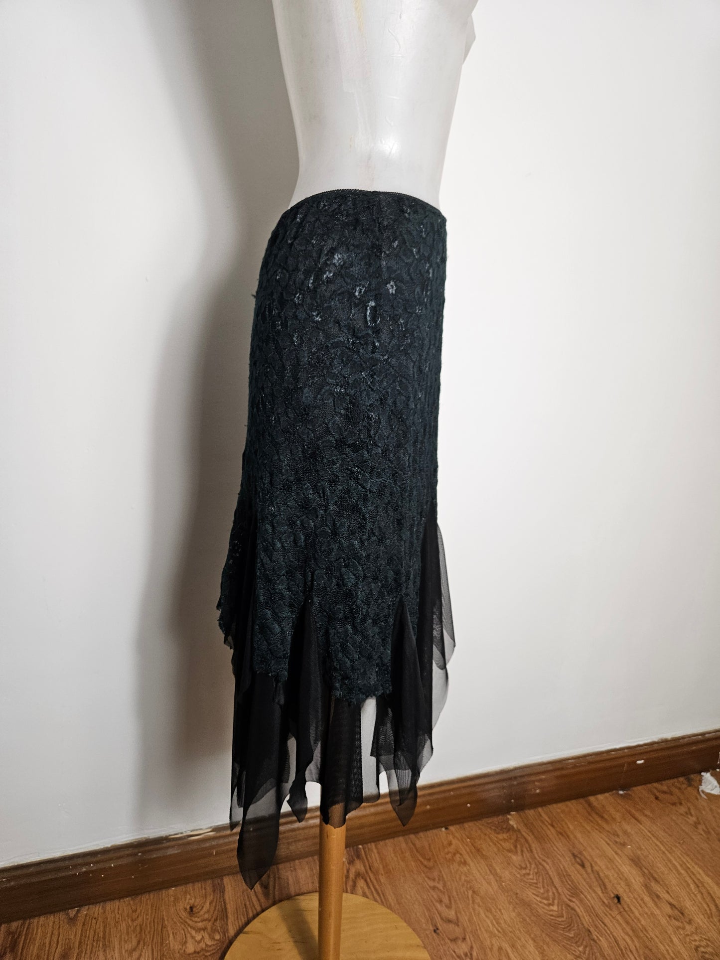 Falda asimétrica de encaje negro
