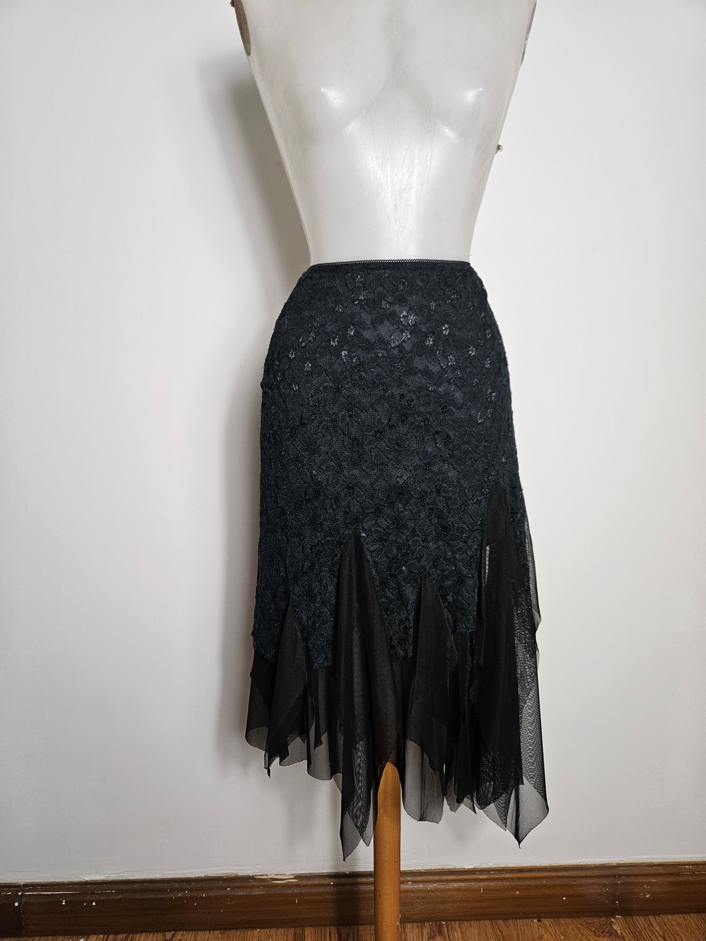 Falda asimétrica de encaje negro