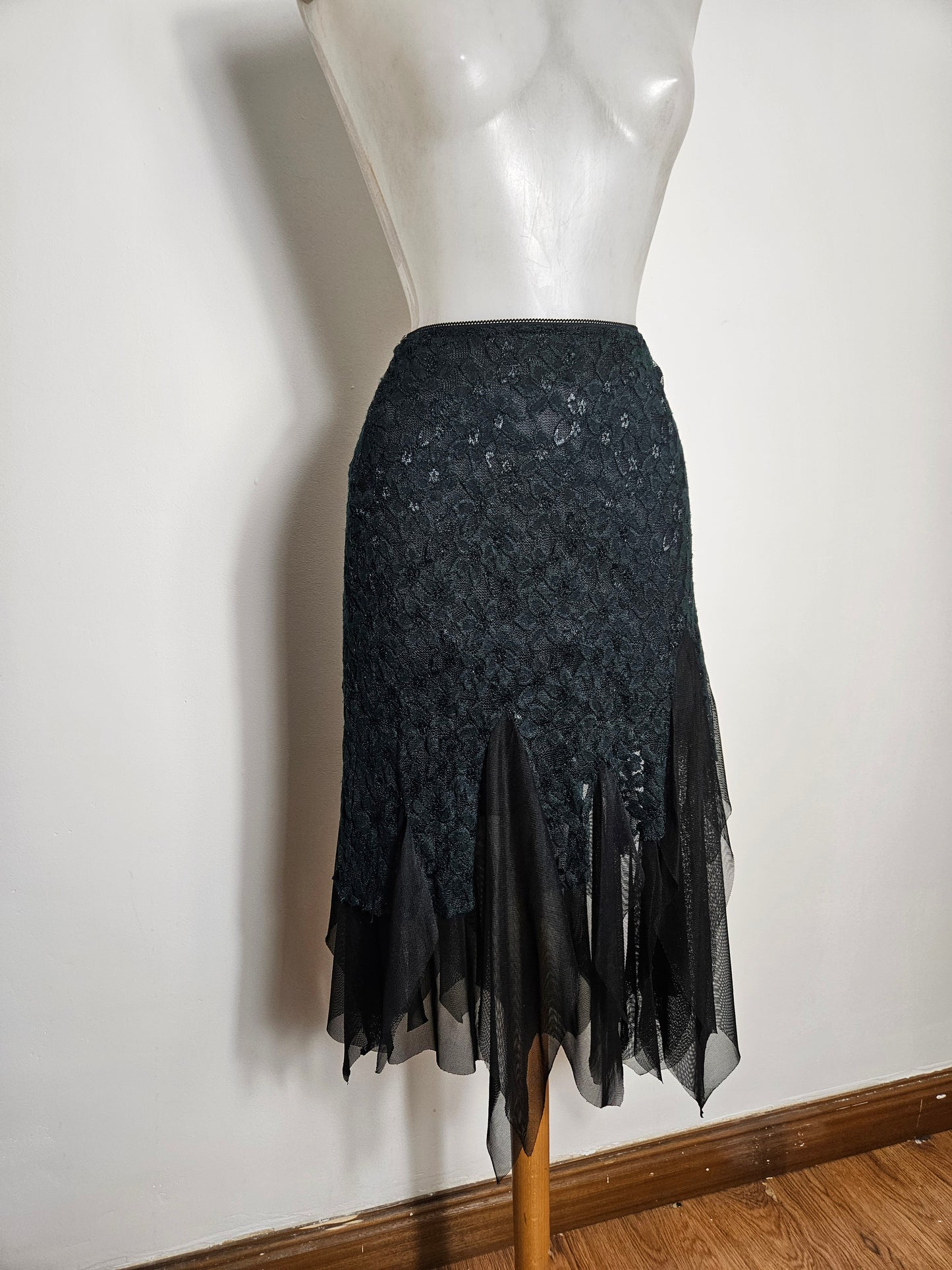 Falda asimétrica de encaje negro