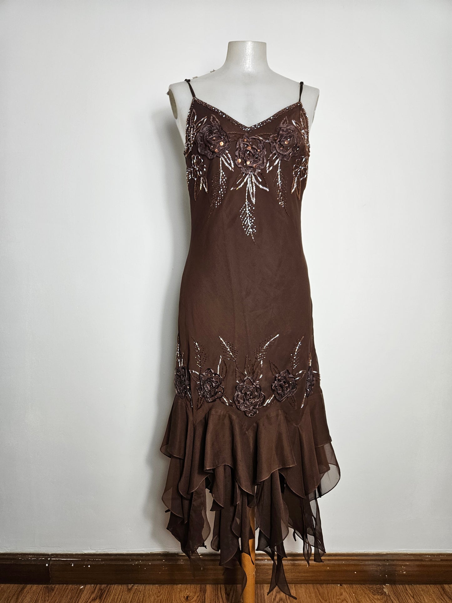 Robe asymétrique en voile brodée