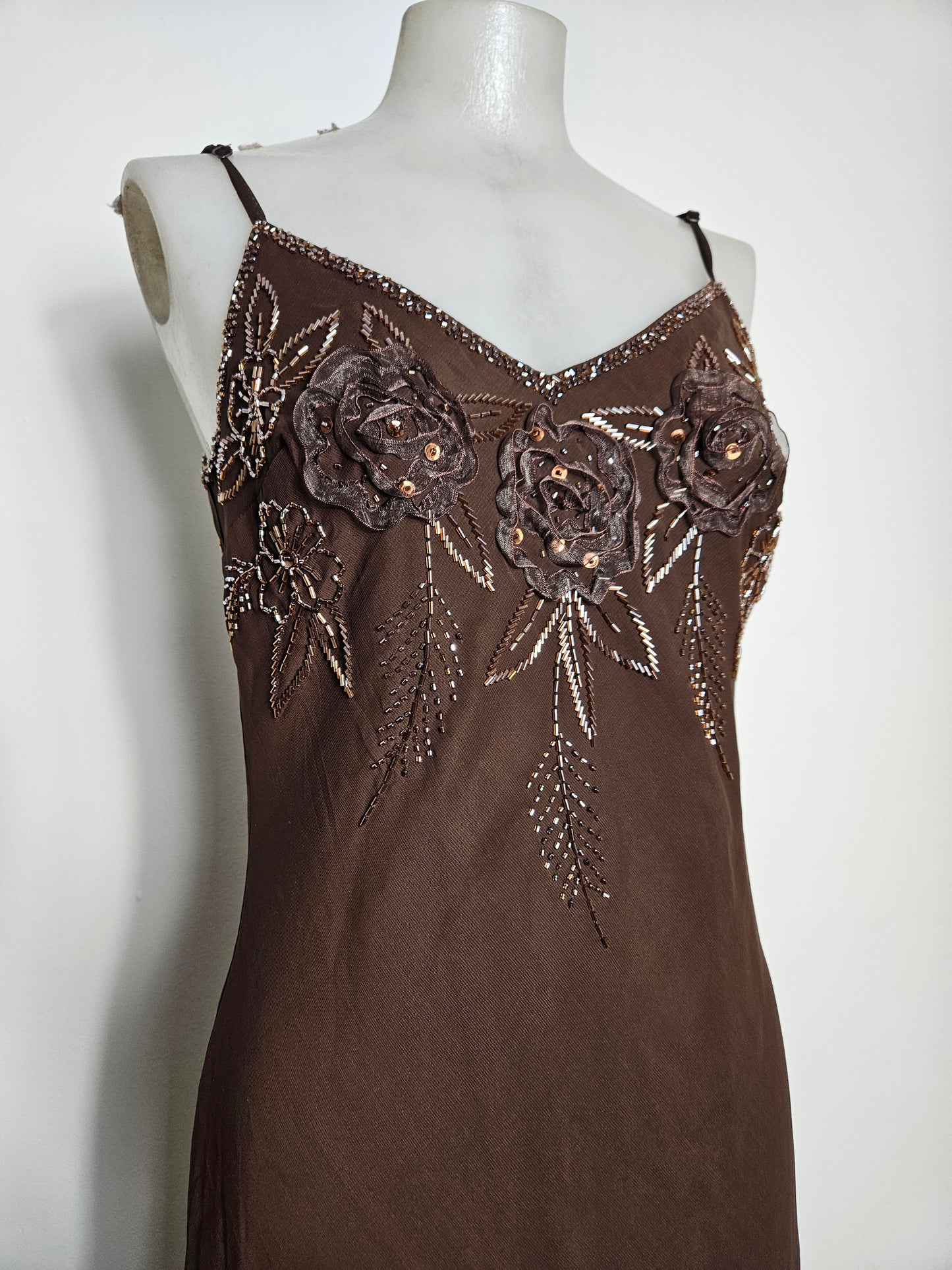 Robe asymétrique en voile brodée