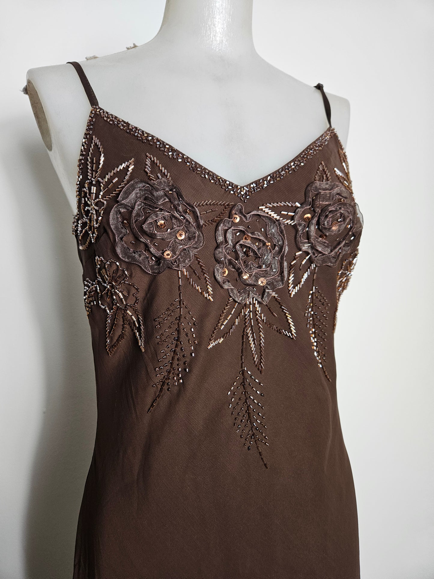 Robe asymétrique en voile brodée