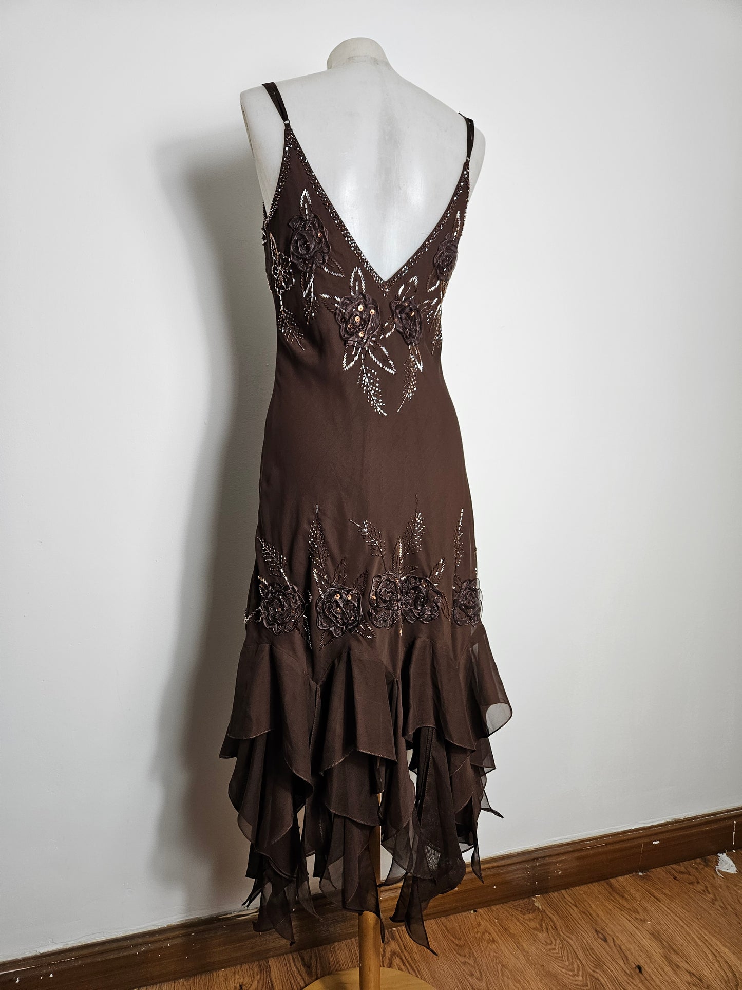 Robe asymétrique en voile brodée