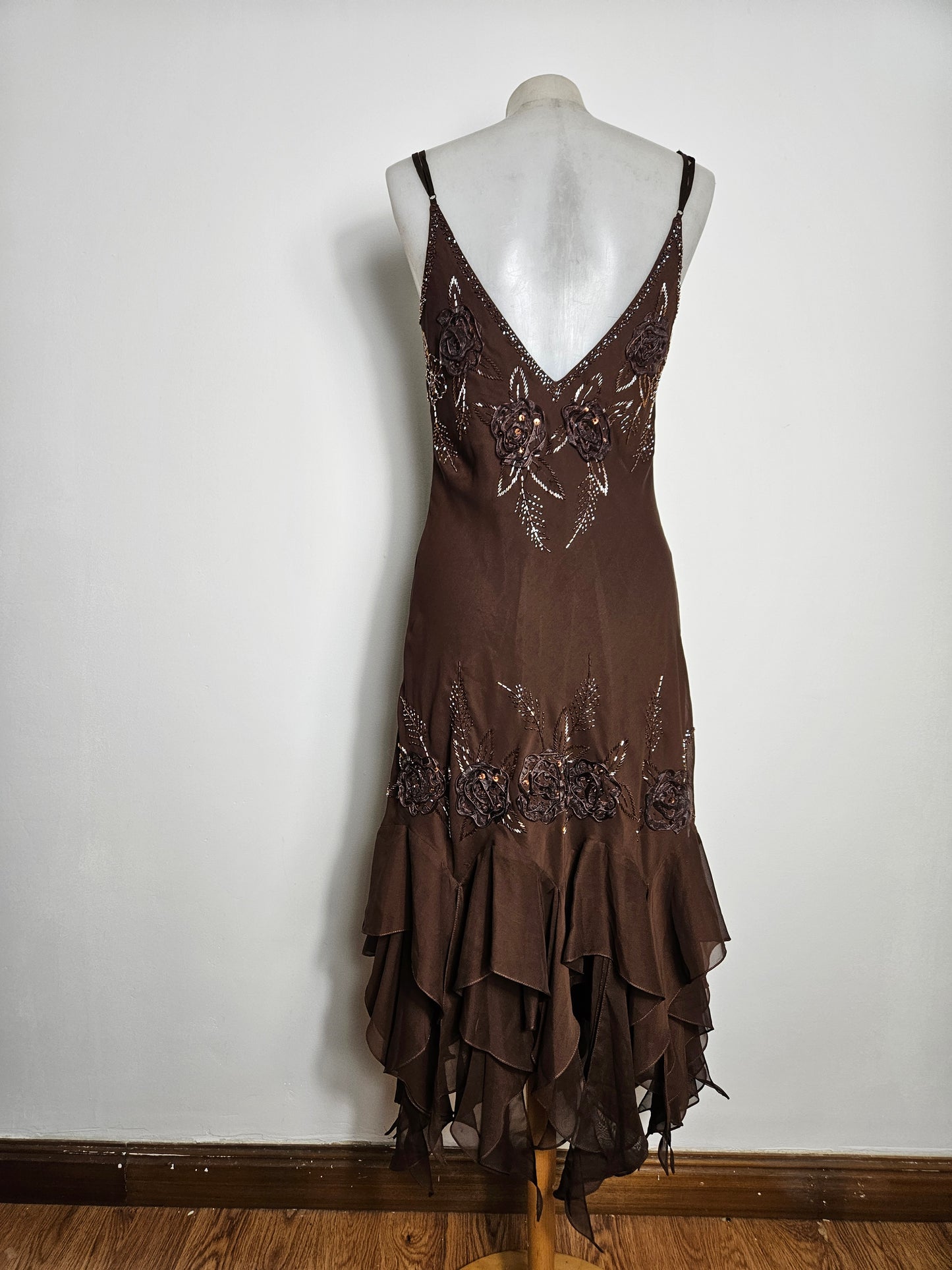 Robe asymétrique en voile brodée