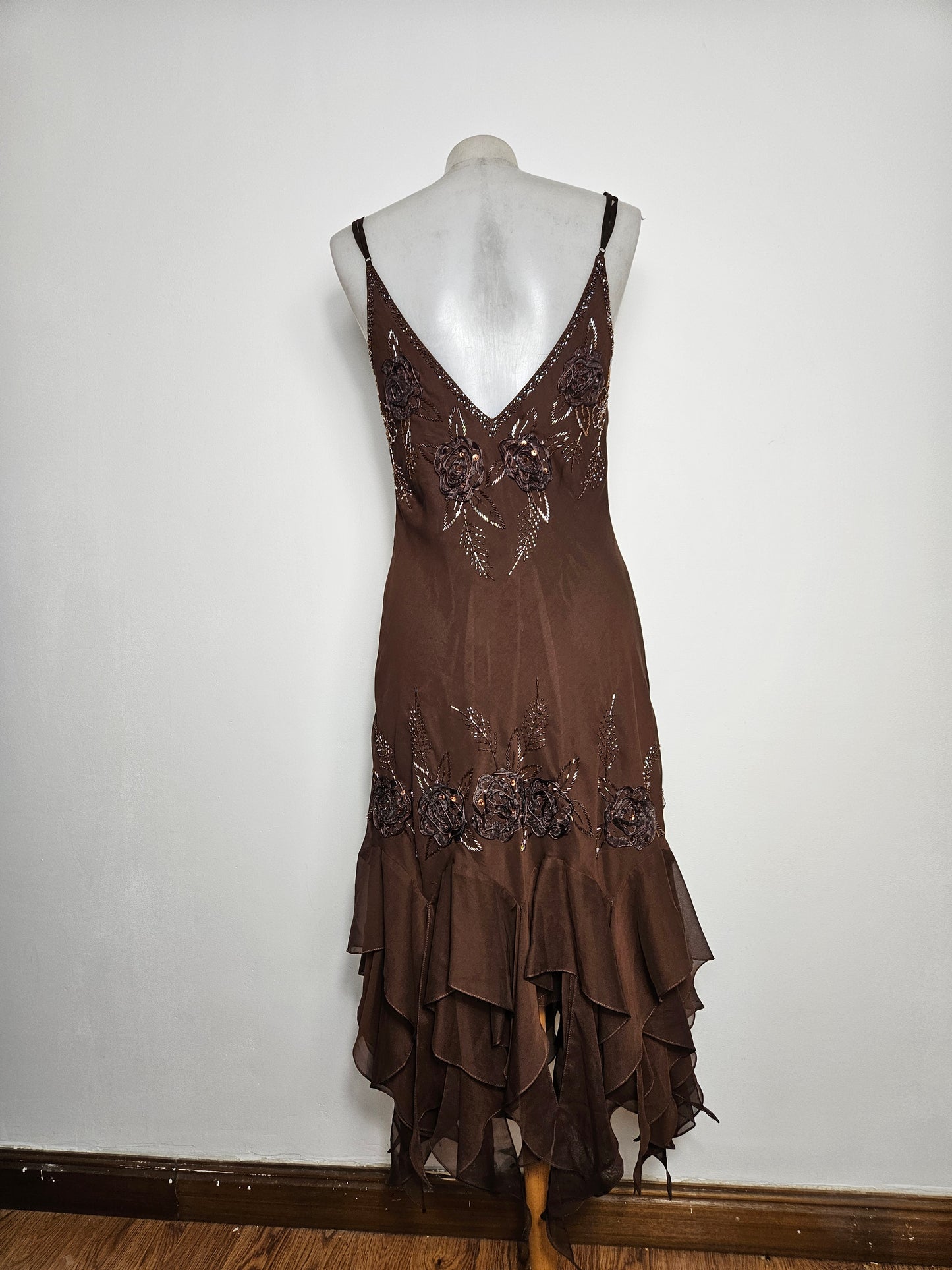 Robe asymétrique en voile brodée