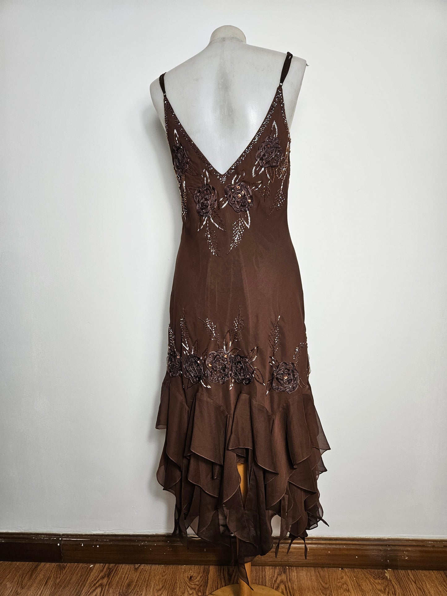 Robe asymétrique en voile brodée