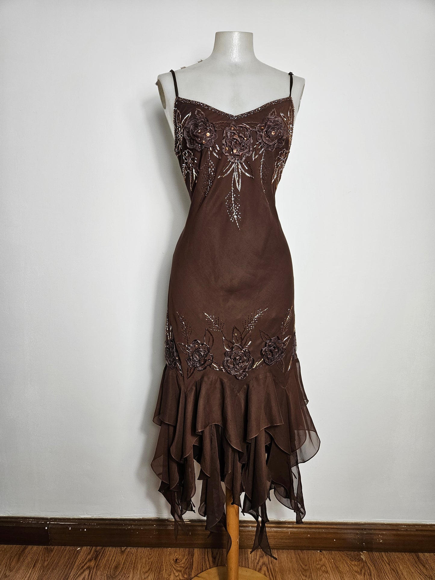 Robe asymétrique en voile brodée