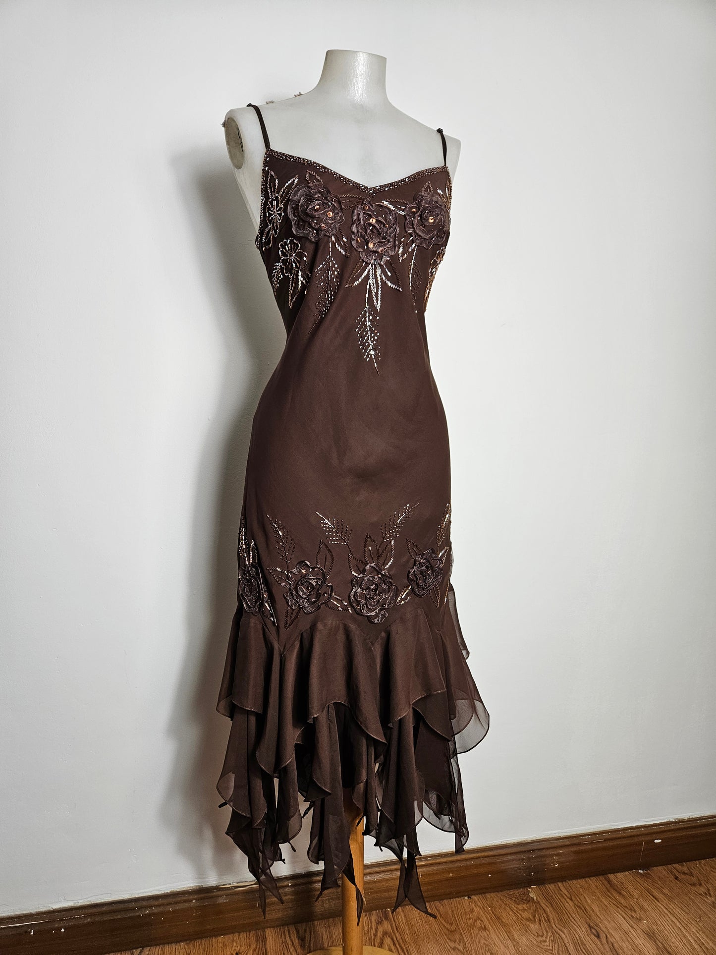 Robe asymétrique en voile brodée