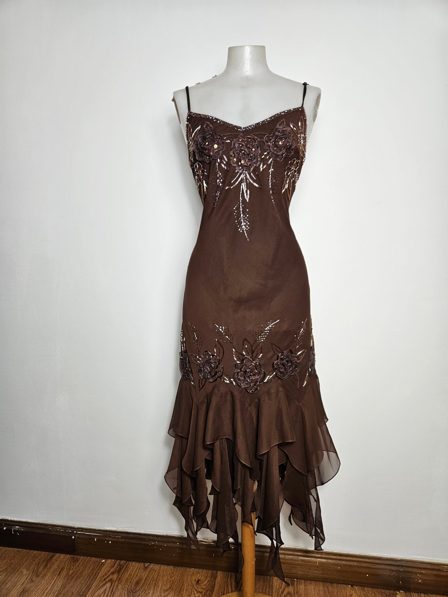Robe asymétrique en voile brodée