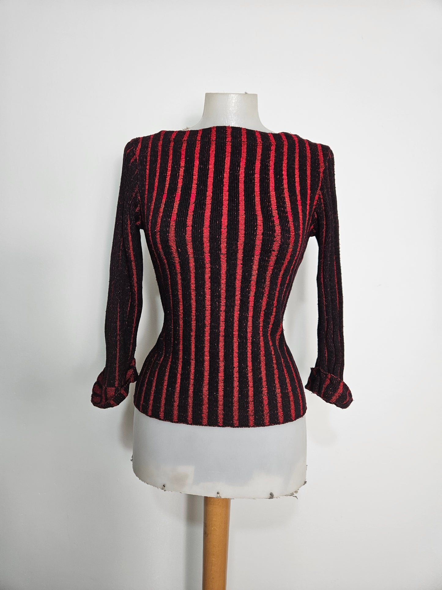 Suéter de rayas rojas y negras