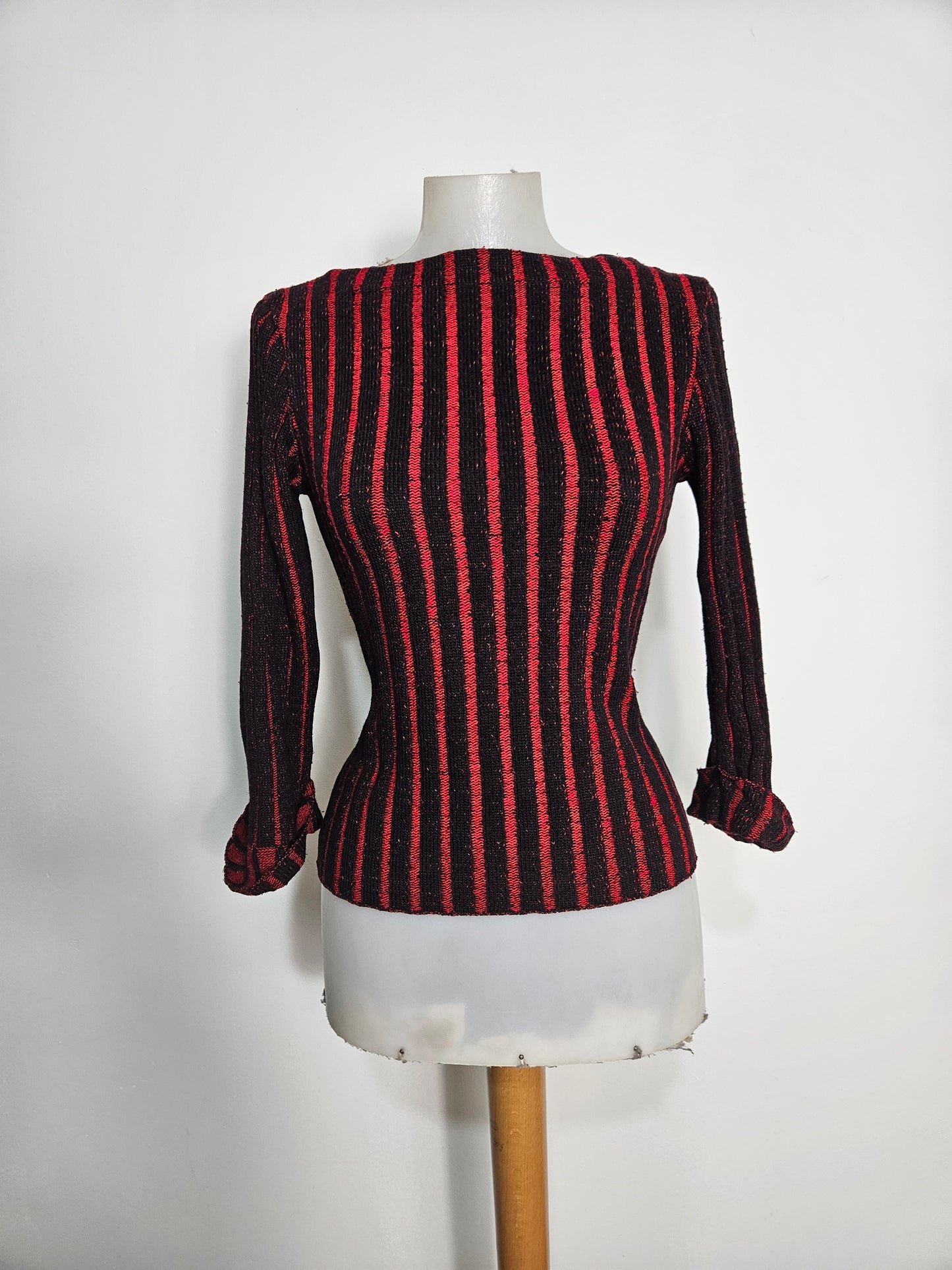 Suéter de rayas rojas y negras