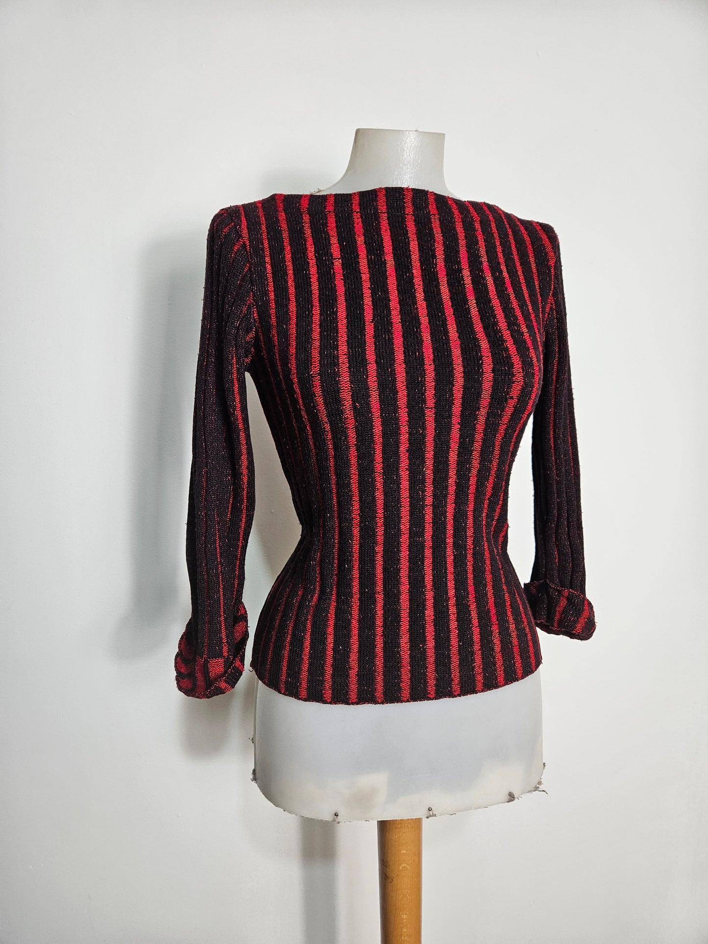 Suéter de rayas rojas y negras
